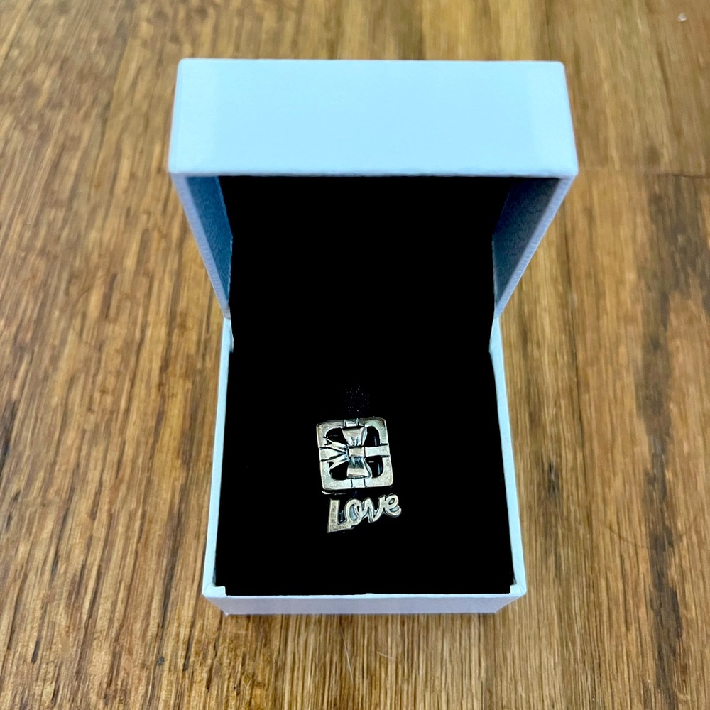 Pandora Charm in box - Love with Present box